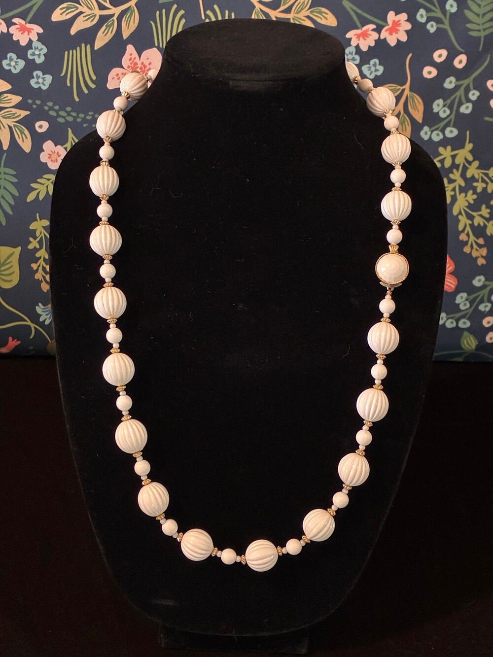 Vintage 1960s Creamy White Lucite Ribbed Bead Necklace